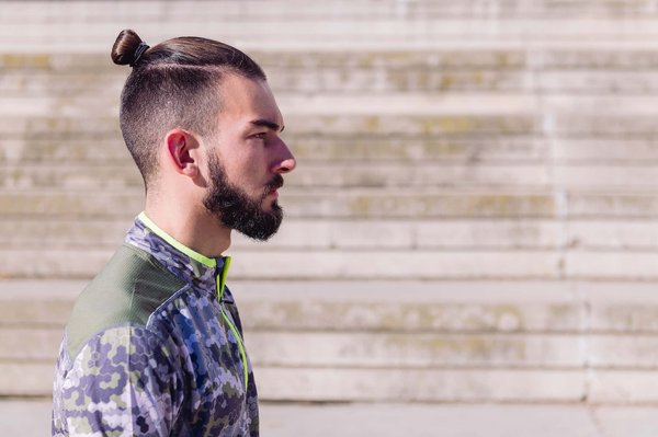 Variétés de styles de chignon pour hommes