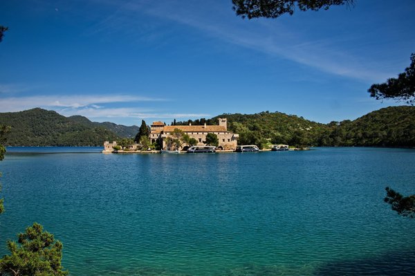 Louer un bateau pour explorer les îlets de Martinique